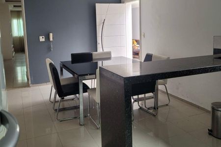 Sala de estar com mesa e cadeiras, paredes azuis e chão de porcelanato. de casa à venda com 7 quartos, 200m² em Vila Paiva, São Paulo