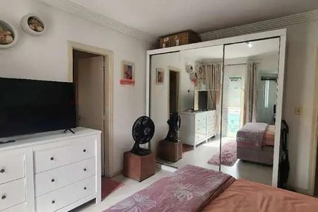 Quarto com cama, TV, ar condicionado e armário com espelho. de casa à venda com 7 quartos, 200m² em Vila Paiva, São Paulo