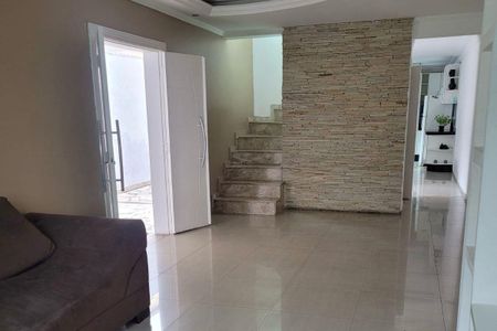 Casa à venda com 200m², 7 quartos e 3 vagas Casa à venda com 200m², 7 quartos e 3 vagasEscada de pedra com corrimão de metal e portas de vidro na entrada de uma casa.