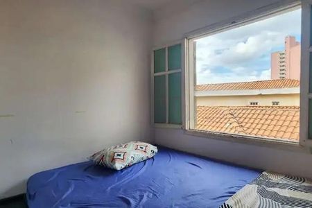 Quarto com cama simples e janela grande, com vista para o telhado de uma casa e o céu azul com nuvens. de casa à venda com 7 quartos, 200m² em Vila Paiva, São Paulo
