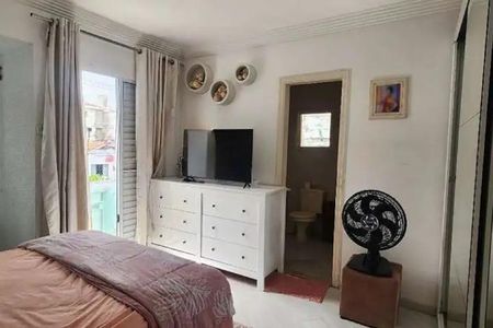 Quarto com cama, TV e móveis brancos, com vista para a rua. de casa à venda com 7 quartos, 200m² em Vila Paiva, São Paulo