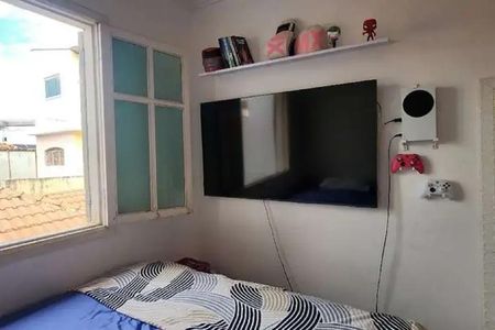 Cama simples com TV e console de videogame na parede, com vista para a rua. de casa à venda com 7 quartos, 200m² em Vila Paiva, São Paulo