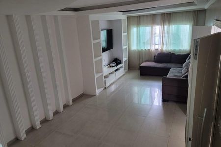 Quarto com cama, TV e sofá, com vista para a cidade. de casa à venda com 7 quartos, 200m² em Vila Paiva, São Paulo
