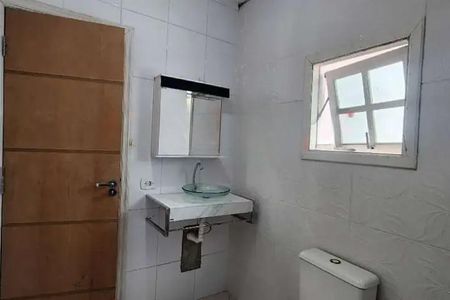 Casa à venda com 200m², 7 quartos e 3 vagas Casa à venda com 200m², 7 quartos e 3 vagasBanheiro com pia e vaso sanitário, com porta de madeira e janela pequena.