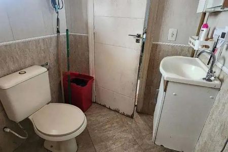 Casa à venda com 200m², 7 quartos e 3 vagas Casa à venda com 200m², 7 quartos e 3 vagasBanheiro com pia e vaso sanitário, com uma lixeira vermelha e uma vassoura ao lado.