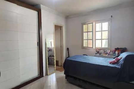 Quarto com cama, armário e espelho, com iluminação natural e móveis simples. de casa à venda com 7 quartos, 200m² em Vila Paiva, São Paulo