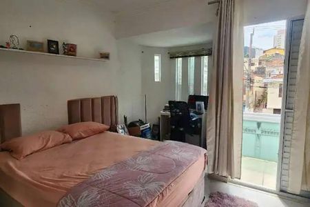 Quarto com cama, mesa e prateleira com objetos de decoração. de casa à venda com 7 quartos, 200m² em Vila Paiva, São Paulo