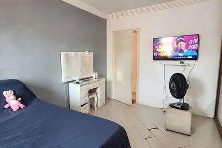 Casa à venda com 200m², 7 quartos e 3 vagas Casa à venda com 200m², 7 quartos e 3 vagasQuarto com cama, TV e mesa de cabeceira, com um ambiente simples e limpo.