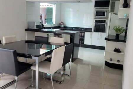 Cozinha com móveis modernos e iluminação adequada. de casa à venda com 7 quartos, 200m² em Vila Paiva, São Paulo
