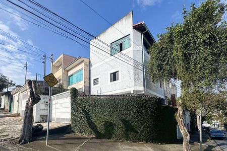 Casa para alugar com 200m², 3 quartos e 4 vagas Casa para alugar com 200m², 3 quartos e 4 vagasFachada