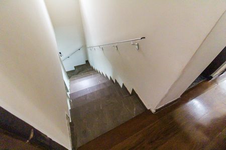 Casa à venda com 194m², 3 quartos e 2 vagas Casa à venda com 194m², 3 quartos e 2 vagasEscada