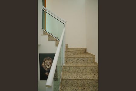 Casa à venda com 179m², 3 quartos e 2 vagas Casa à venda com 179m², 3 quartos e 2 vagasEscada