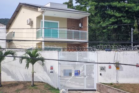 Casa à venda com 179m², 3 quartos e 2 vagas Casa à venda com 179m², 3 quartos e 2 vagasFachada