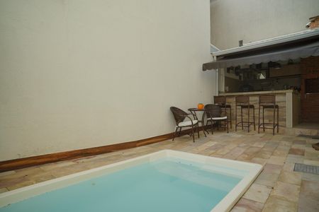 Casa à venda com 179m², 3 quartos e 2 vagas Casa à venda com 179m², 3 quartos e 2 vagasPiscina