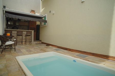 Casa à venda com 179m², 3 quartos e 2 vagas Casa à venda com 179m², 3 quartos e 2 vagasPiscina
