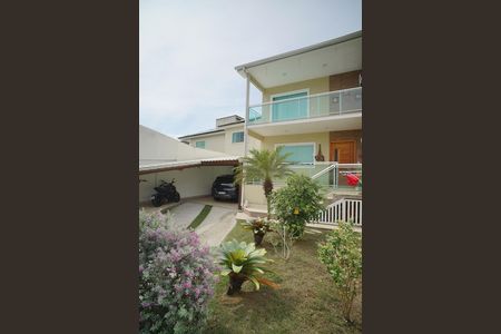 Casa à venda com 179m², 3 quartos e 2 vagas Casa à venda com 179m², 3 quartos e 2 vagasÁrea externa