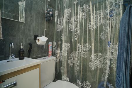 Casa à venda com 179m², 3 quartos e 2 vagas Casa à venda com 179m², 3 quartos e 2 vagasBanheiro externo