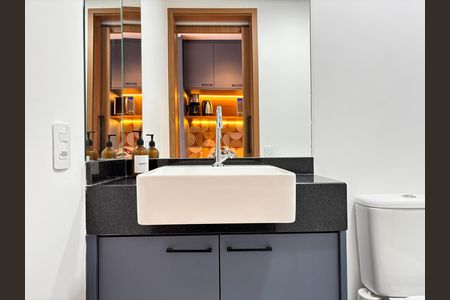 Banheiro  de kitnet/studio para alugar com 1 quarto, 26m² em Pinheiros, São Paulo