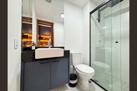Banheiro  de kitnet/studio para alugar com 1 quarto, 26m² em Pinheiros, São Paulo