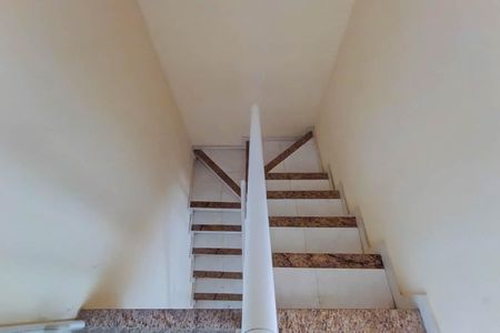 Casa para alugar com 100m², 2 quartos e 1 vaga Casa para alugar com 100m², 2 quartos e 1 vagaEscada