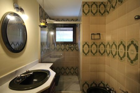 Casa à venda com 388m², 5 quartos e 3 vagasBanheiro 2