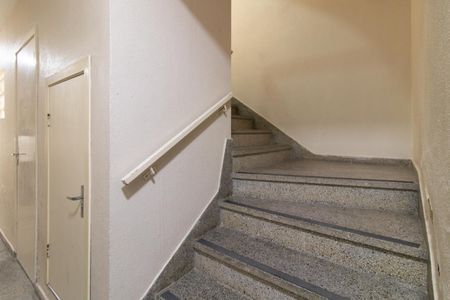 Apartamento à venda com 64m², 2 quartos e sem vaga Apartamento à venda com 64m², 2 quartos e sem vagaEscadas