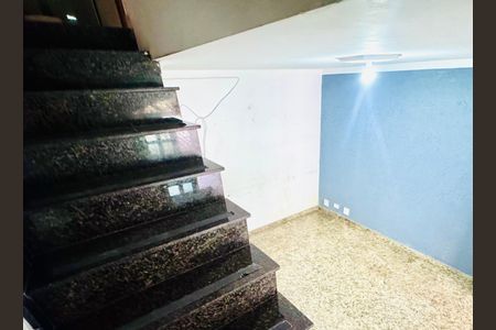 Casa para alugar com 70m², 2 quartos e 2 vagasEscada