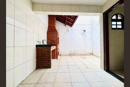 Casa para alugar com 70m², 2 quartos e 2 vagasChurrasqueira