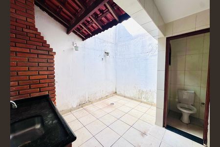 Casa para alugar com 70m², 2 quartos e 2 vagasQuintal