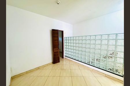 Casa para alugar com 70m², 2 quartos e 2 vagasHall