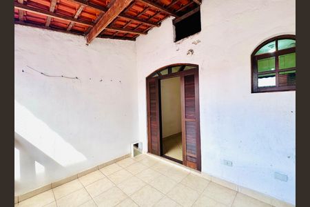 Casa para alugar com 70m², 2 quartos e 2 vagasSacada do quarto 1