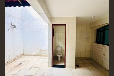 Casa para alugar com 70m², 2 quartos e 2 vagasBanheiro 1