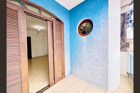 Casa para alugar com 70m², 2 quartos e 2 vagasSacada do quarto 2
