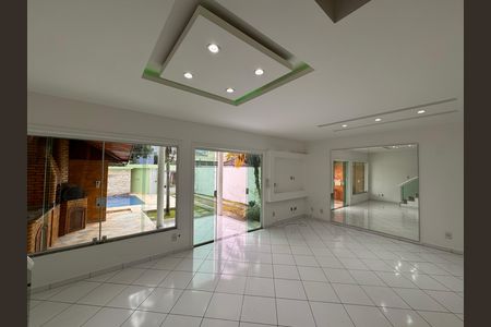 Sala de casa de condomínio para alugar com 4 quartos, 300m² em Vargem Pequena, Rio de Janeiro