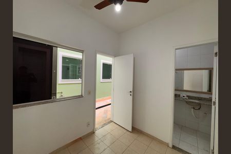 Casa de condomínio para alugar com 300m², 4 quartos e 3 vagasÁrea de Serviço - Quarto