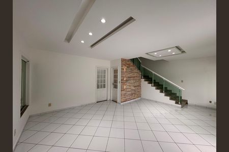 Casa de condomínio para alugar com 300m², 4 quartos e 3 vagasSala