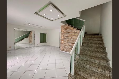 Sala de casa de condomínio para alugar com 4 quartos, 300m² em Vargem Pequena, Rio de Janeiro