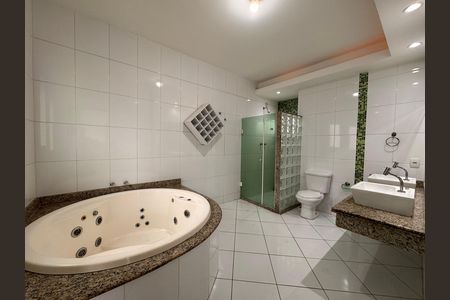 Casa de condomínio para alugar com 300m², 4 quartos e 3 vagasSuíte 1 - Banheiro