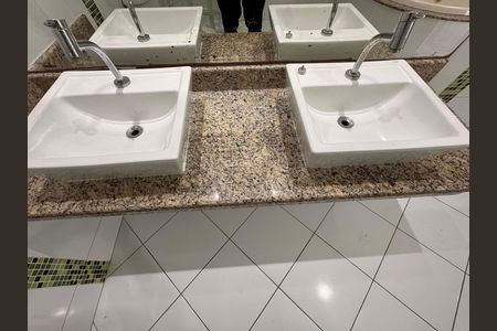 Casa de condomínio para alugar com 300m², 4 quartos e 3 vagasSuíte 1 - Banheiro