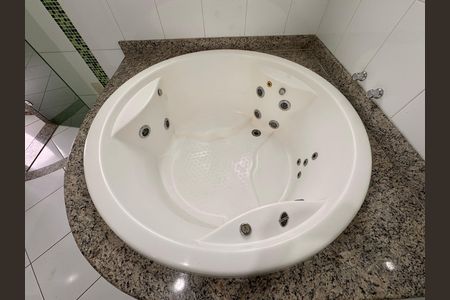 Casa de condomínio para alugar com 300m², 4 quartos e 3 vagasSuíte 1 - Banheiro