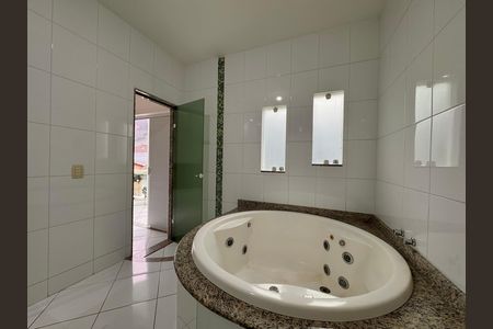 Casa de condomínio para alugar com 300m², 4 quartos e 3 vagasSuíte 1 - Banheiro