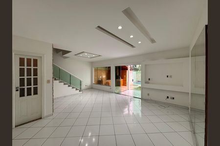 Sala de casa de condomínio para alugar com 4 quartos, 300m² em Vargem Pequena, Rio de Janeiro