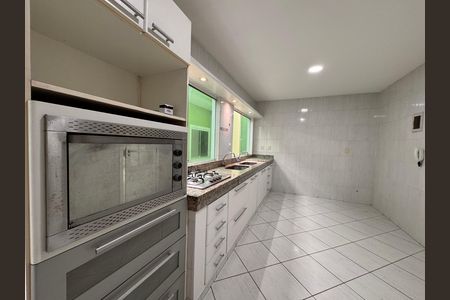 Casa de condomínio para alugar com 300m², 4 quartos e 3 vagasCozinha