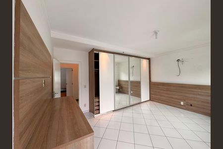 Casa de condomínio para alugar com 300m², 4 quartos e 3 vagasSuíte 1