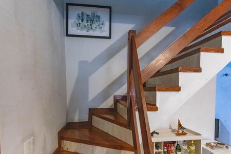 Casa à venda com 125m², 3 quartos e 2 vagas Casa à venda com 125m², 3 quartos e 2 vagasEscada