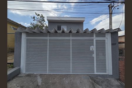 Casa à venda com 130m², 3 quartos e 2 vagas Casa à venda com 130m², 3 quartos e 2 vagasFachada