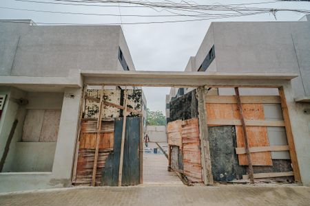 Casa de condomínio à venda com 156m², 3 quartos e 2 vagas Casa de condomínio à venda com 156m², 3 quartos e 2 vagasFachada
