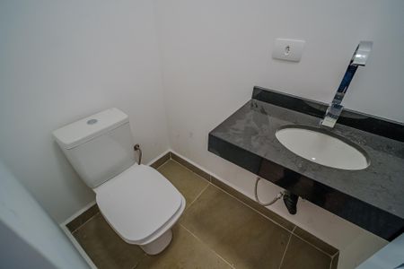 Casa de condomínio à venda com 156m², 3 quartos e 2 vagas Casa de condomínio à venda com 156m², 3 quartos e 2 vagasBanheiro da garagem