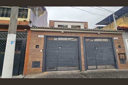 Casa à venda com 120m², 3 quartos e 2 vagas Casa à venda com 120m², 3 quartos e 2 vagasFachada