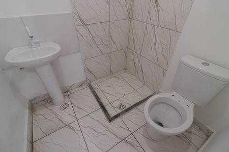 Banheiro de kitnet/studio para alugar com 1 quarto, 24m² em Rochdale, Osasco